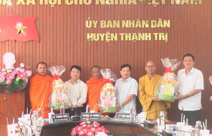 Thạnh Trị: Các vị chức sắc, tôn giáo chúc Tết lãnh đạo huyện